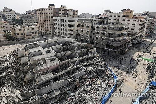 8일(현지시간) 이스라엘의 공습으로 파괴된 가자지구 내 건물 모습.   [가자지구 EPA=연합뉴스]